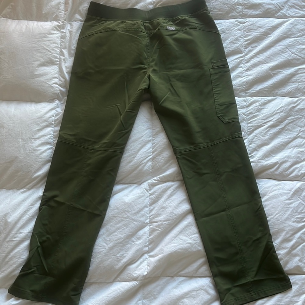 FIGS - Women’s Dark Olive Kade™ - Cargo Scrub Pants - M / Dark Olive